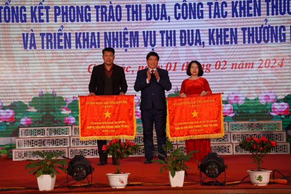 Ông Lăng Văn Khá, Bí thư Đảng ủy, Chủ tịch UBND xã Thạch Đạn nhận Giấy khen Tập thể Lao động xuất sắc năm 2023